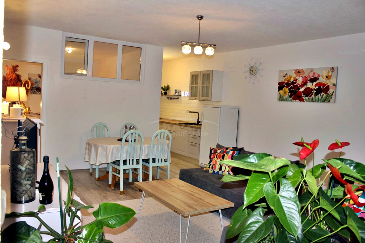 Stanovanje v pritličju s teraso in parkirnim mestom v garaži